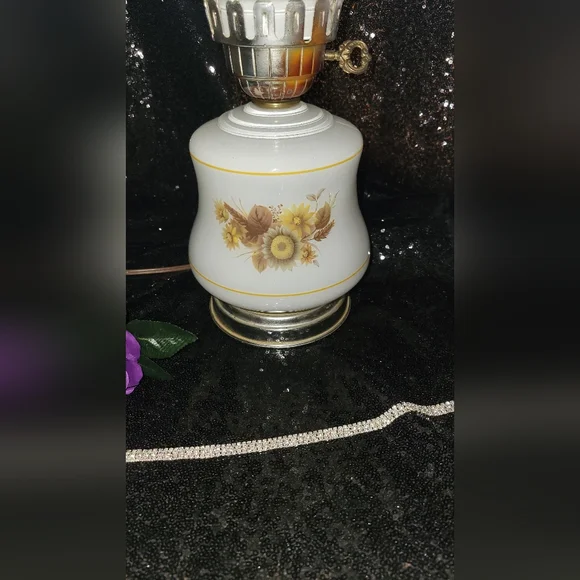 Vintage Victorian Hurricane Lamp from 1967 - Picture 5 of 8